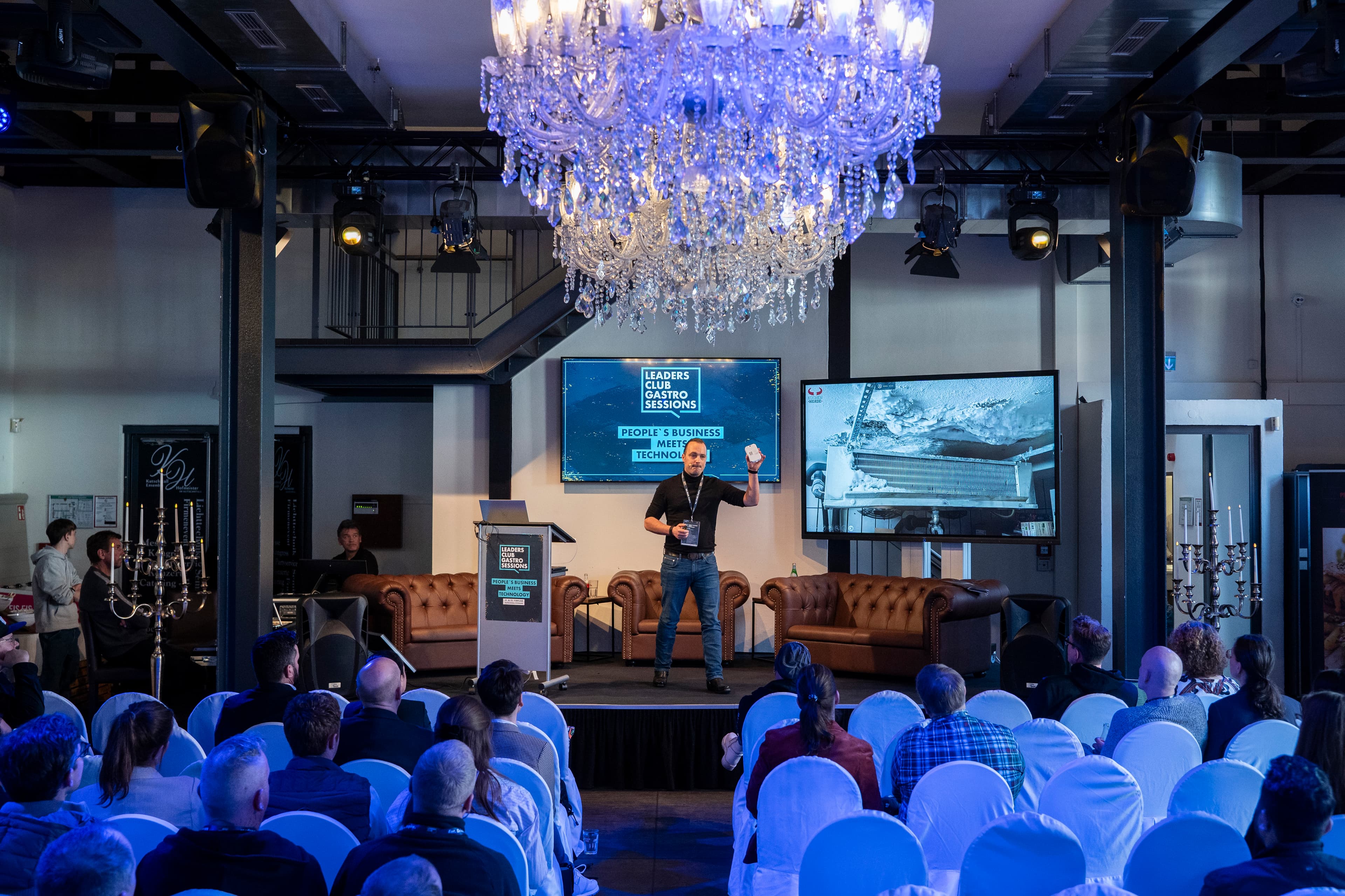 Markus Wessel spricht bei den Leaders Club Gastro Sessions auf der Bühne