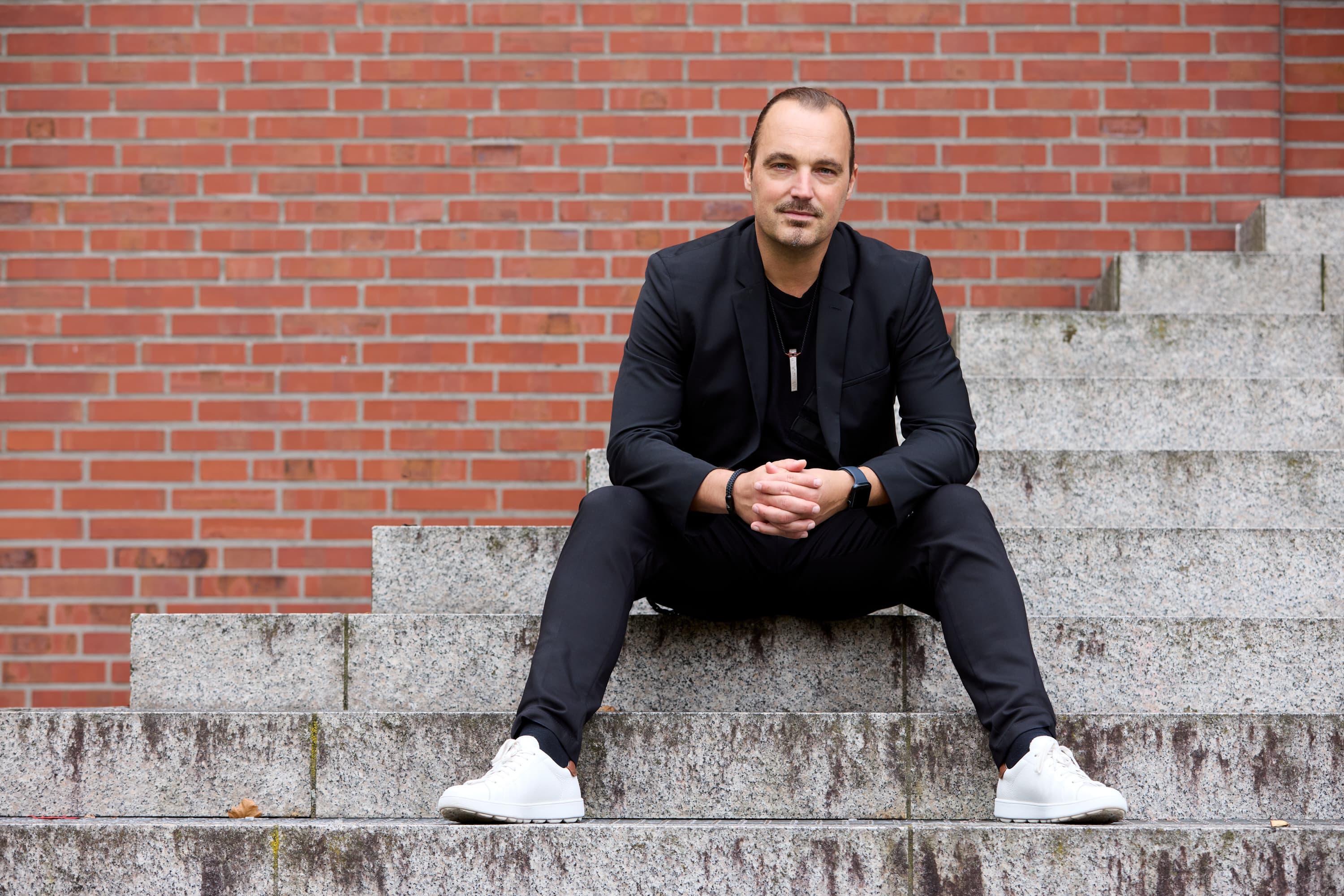 Markus Wessel, sitzend auf einer Treppe